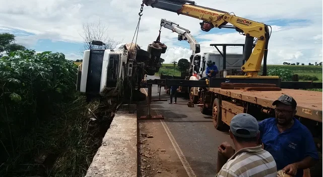 Remoção de carreta acidentada causa congestionamento na BR-452, em Santa Helena