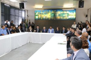 Contrato entre a prefeitura e a UFG foi assinado nesta terça-feira (18). Foto: Assessoria