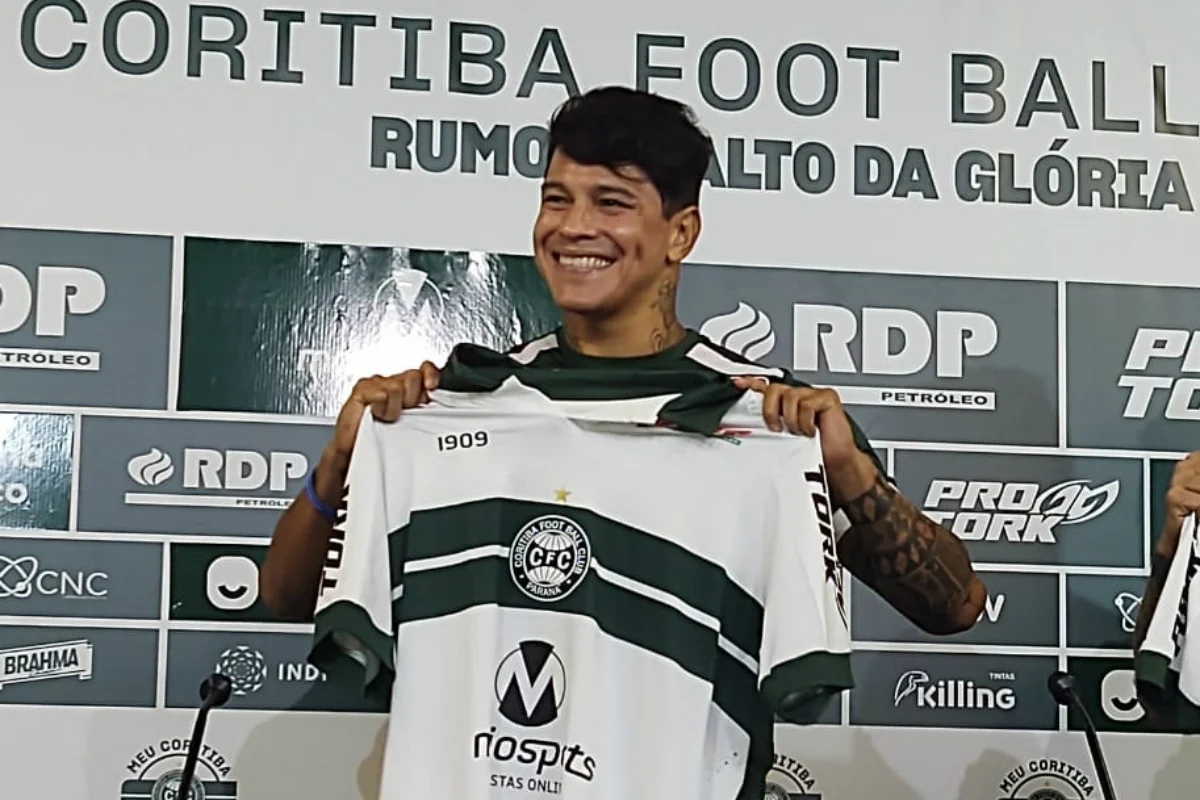 Ex-Goiás, Giovanni Augusto é apresentado no Coritiba