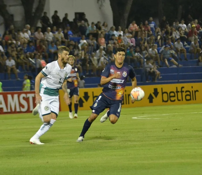 Em desvantagem, Goiás recebe Sol de América no Olímpico