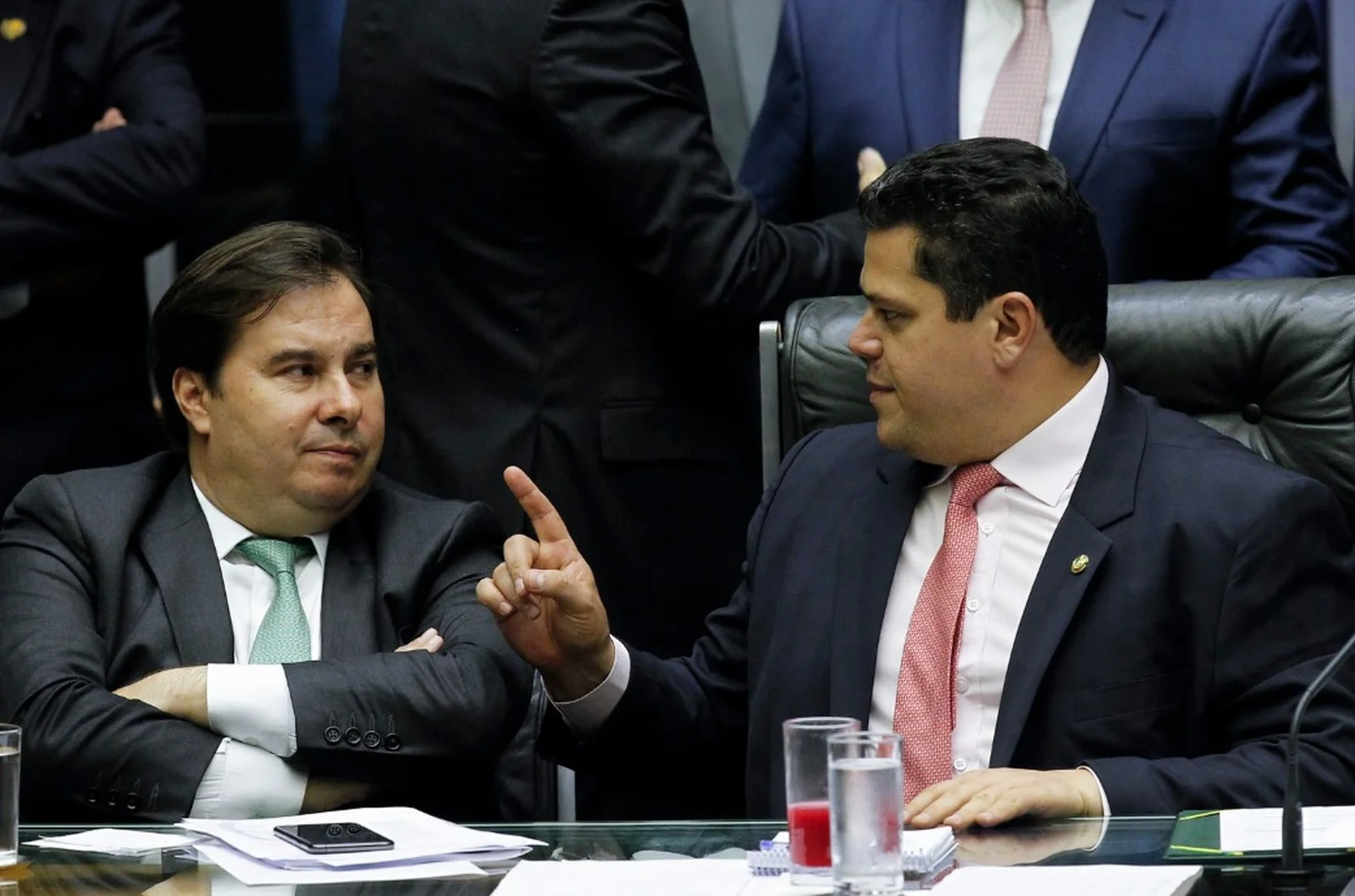 Maia e Alcolumbre condenam ofensas de Bolsonaro a repórter