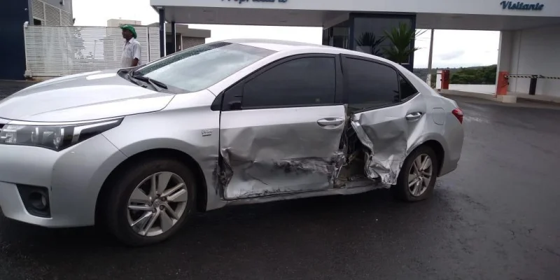 Motorista bêbado bate em três carros e é preso em Caldas Novas