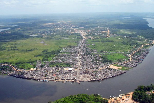 Barco com cerca de 60 pessoas naufraga no Amapá