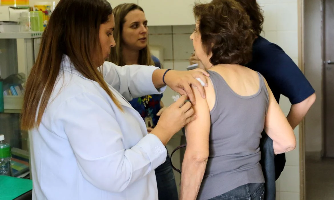 Vacinação contra gripe será retomada em Goiânia na segunda, 6