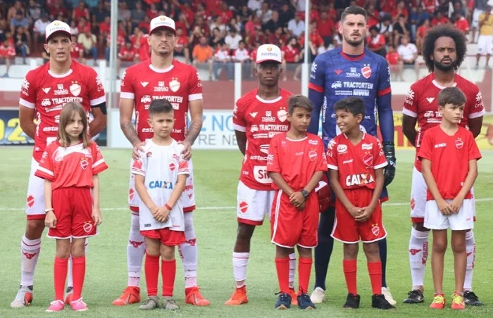 Vila Nova dispensa seis jogadores após paralisação do futebol