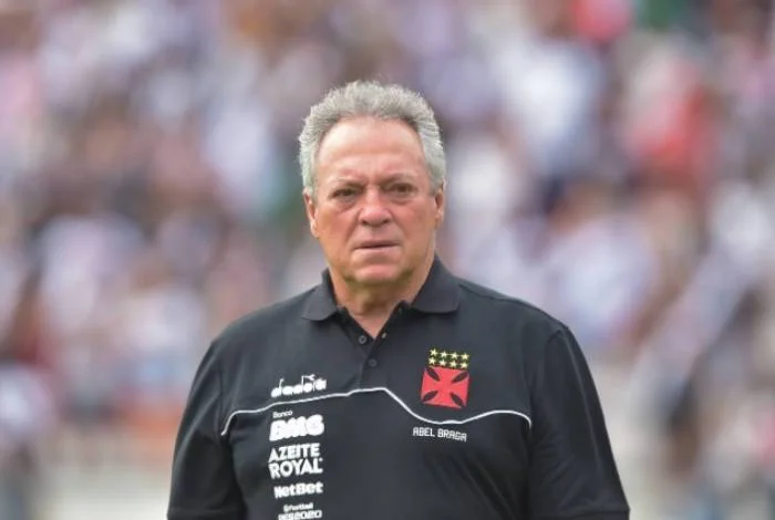 Abel revela salário atrasado, mas diz que situação não interfere em campo