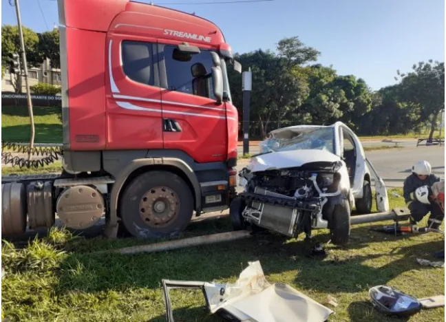 Colisão entre carro e caminhão mata jovem em Goiânia