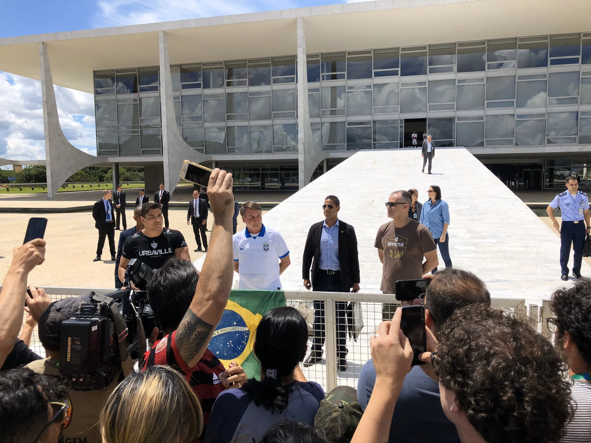 Bolsonaro cumprimenta apoiadores em manifestação