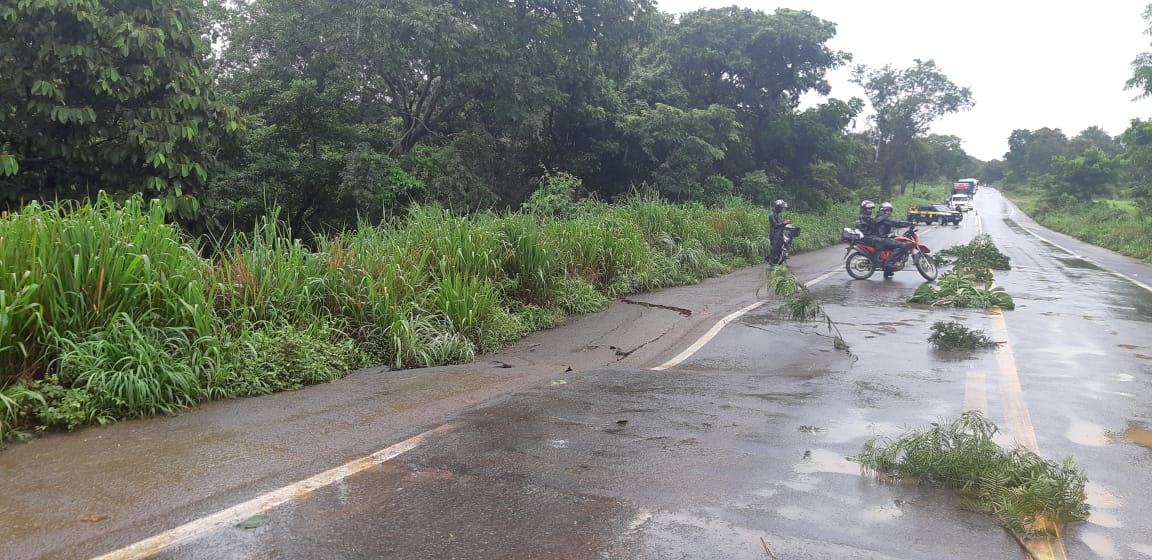 Trânsito na BR-153, em Estrela do Norte, é liberado em esquema de ‘pare e siga’