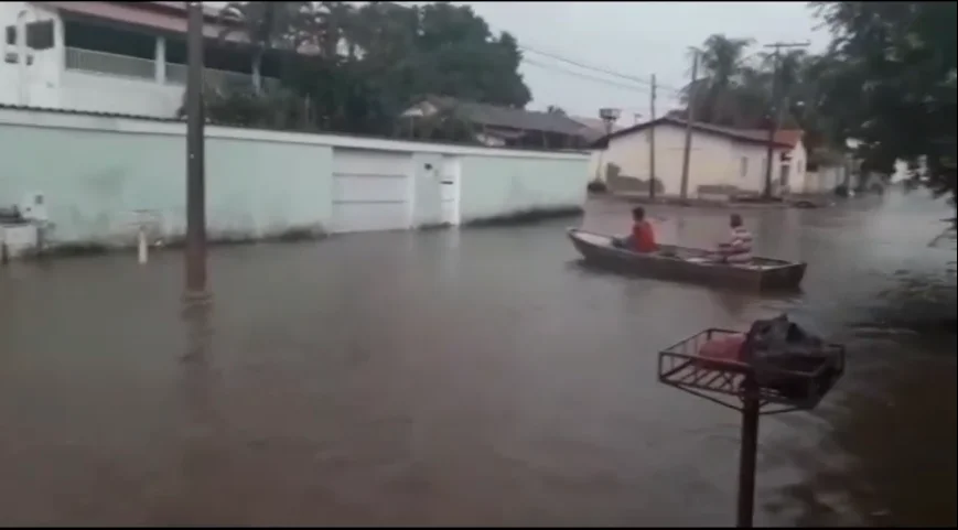 Temporal alaga Porangatu e faz moradores usarem canoa