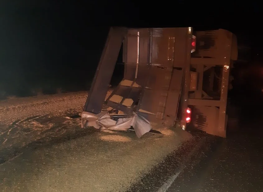 Motorista morre após tombar carreta na BR-060, em Rio Verde