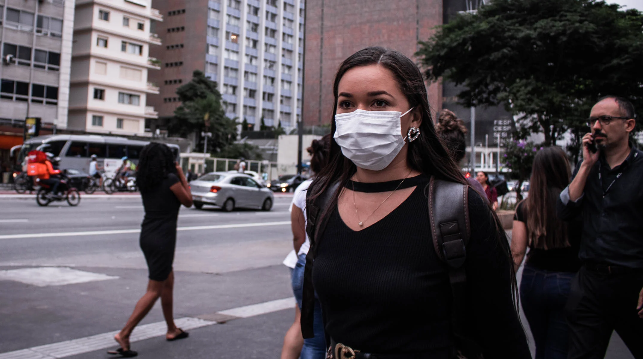 Máscaras em aviões e aeroportos voltam a ser obrigatórias a partir desta sexta-feira (25)