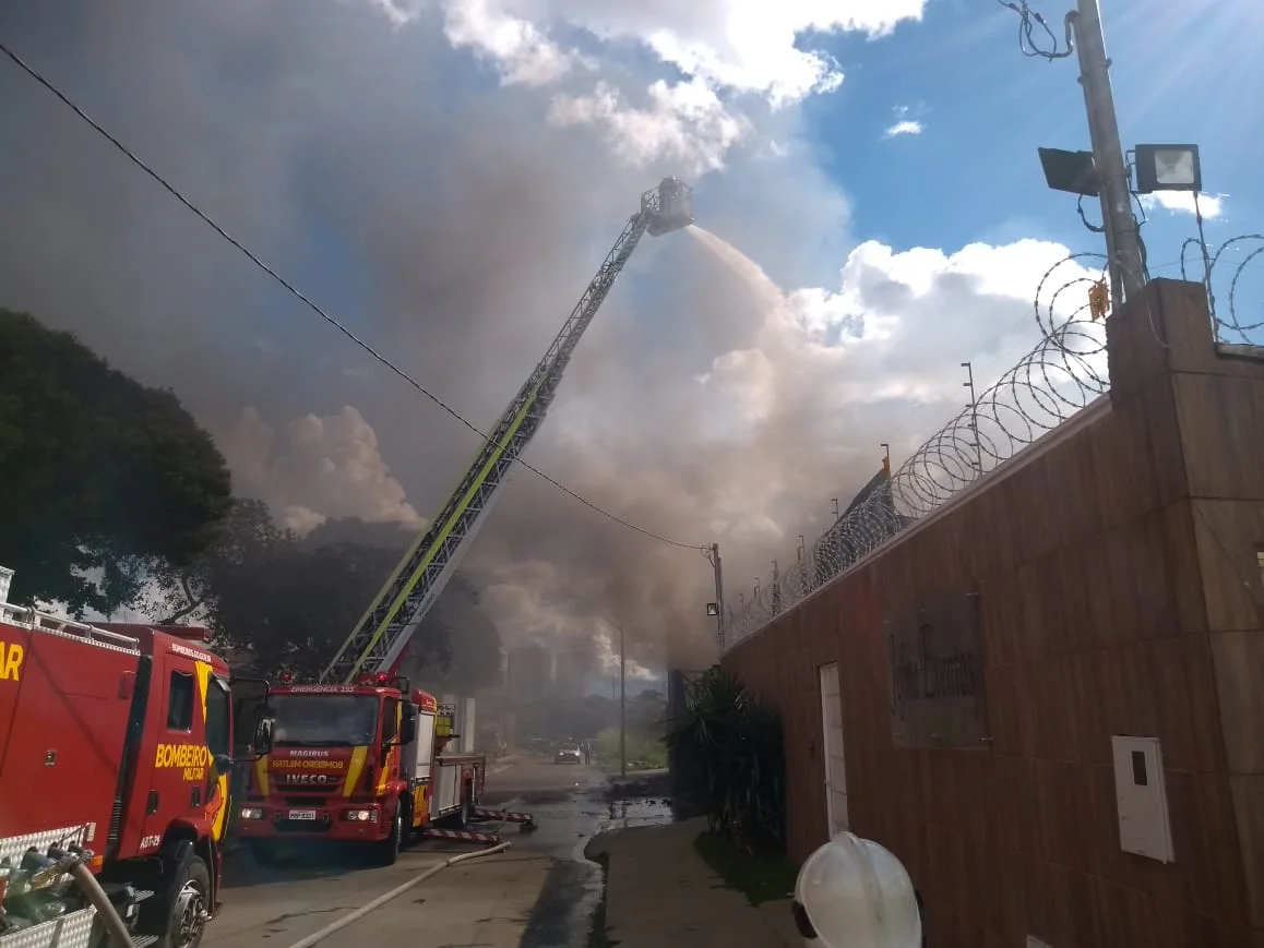 Fábrica de Fibra de Vidro pega fogo em Goiânia