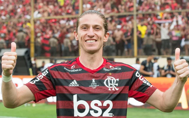 Filipe Luís brinca com Jesus e torce para permanência do técnico