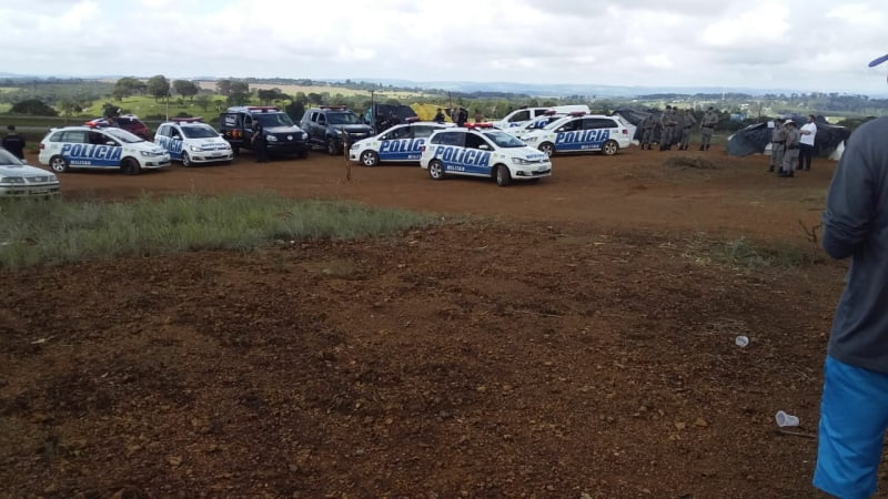 Após ordem de reintegração de posse, famílias começam a desocupar área às margens da BR-060