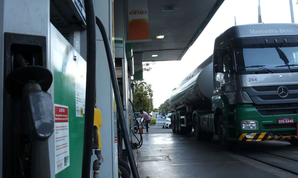 Preços da gasolina e do diesel têm leve queda; defasagem do diesel volta a subir