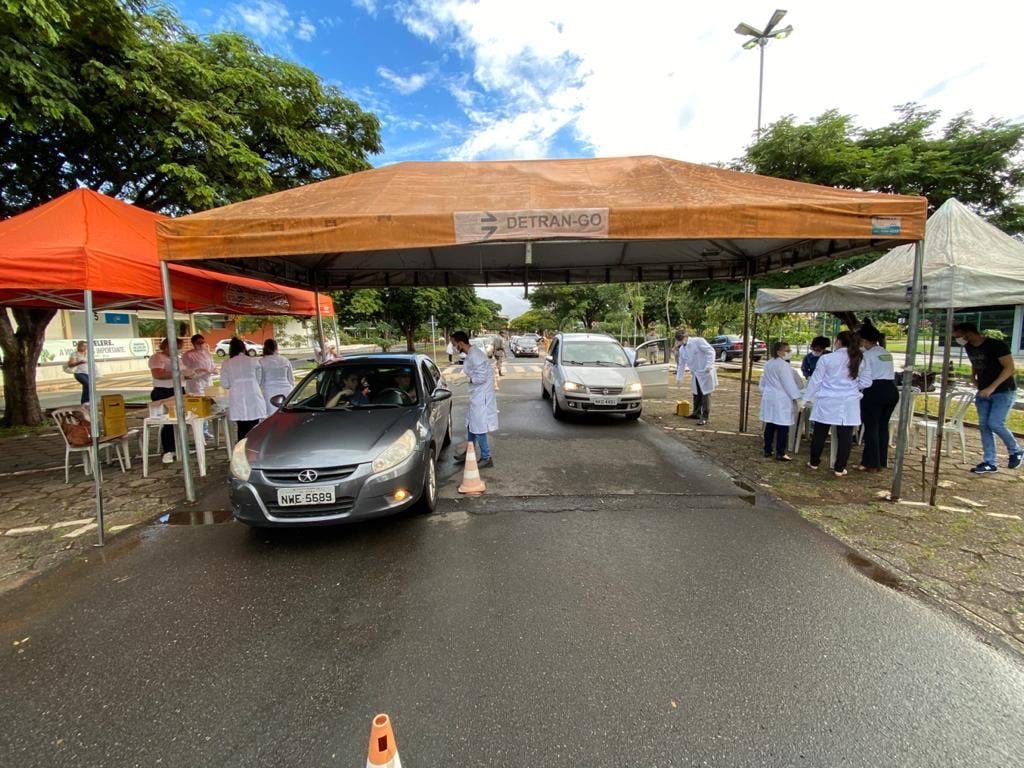 Vacinação contra a gripe passa a funcionar também em esquema drive-thru