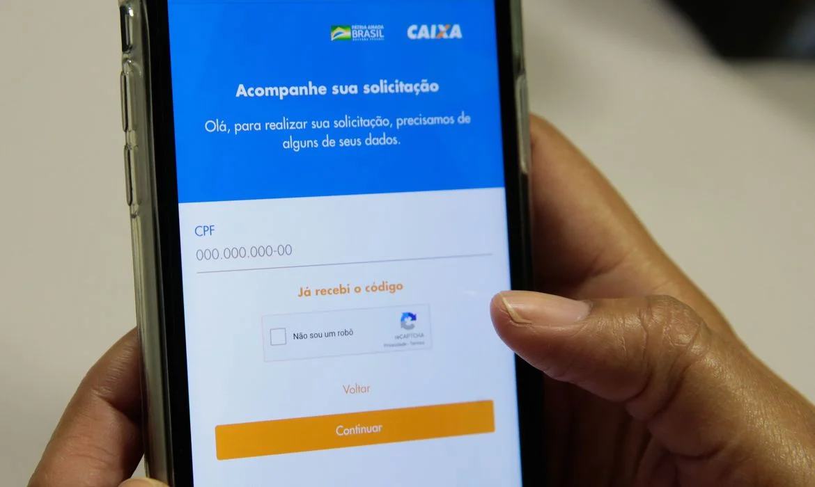 Caixa paga auxílio emergencial a 6,5 milhões de pessoas neste sábado (27)