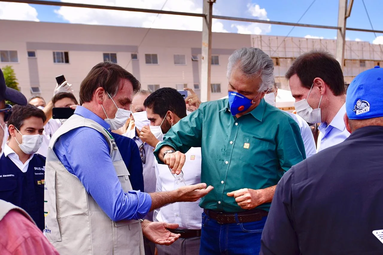 Em reencontro, Caiado pede a Bolsonaro que passe álcool em gel antes de cumprimentá-lo