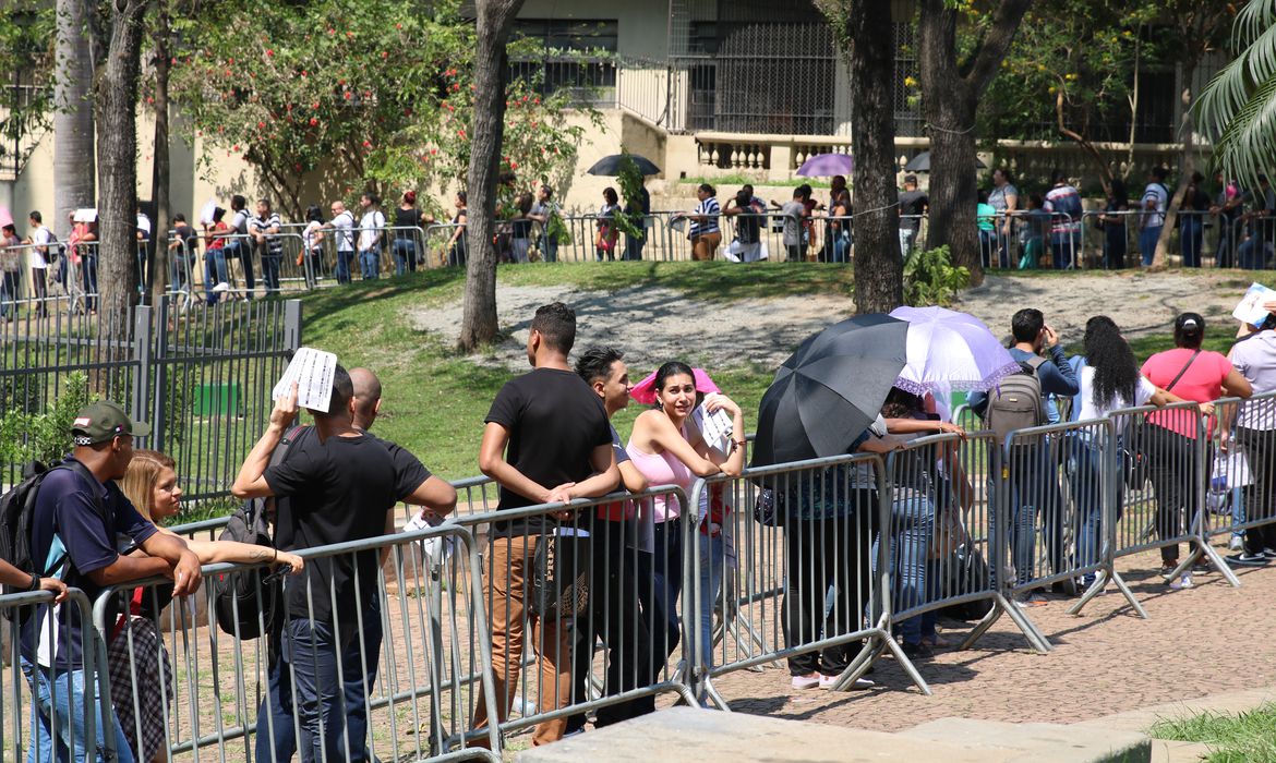 Fila de desempregados no mutirão do emprego. (foto: Agência Brasil)