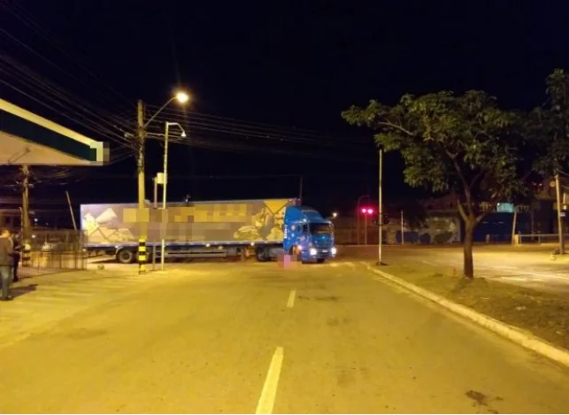 Motociclista morre após ser atingido por caminhão na Avenida Anhanguera