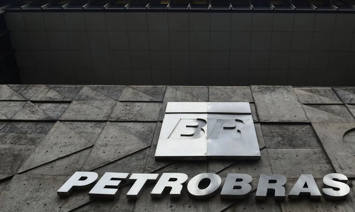 Petrobras reduz preços da gasolina em 8% e do diesel em 4%