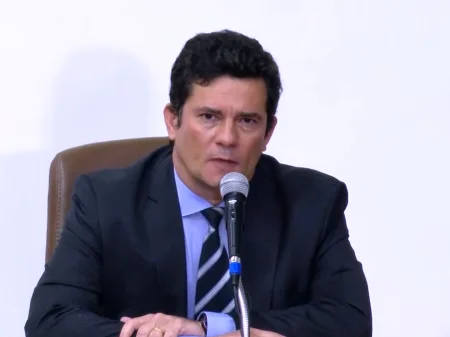 Moro entrega conteúdo de celular em depoimento à PF