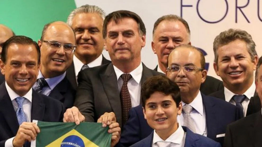 Bolsonaro sanciona socorro a estados e municípios com veto a reajuste de servidores