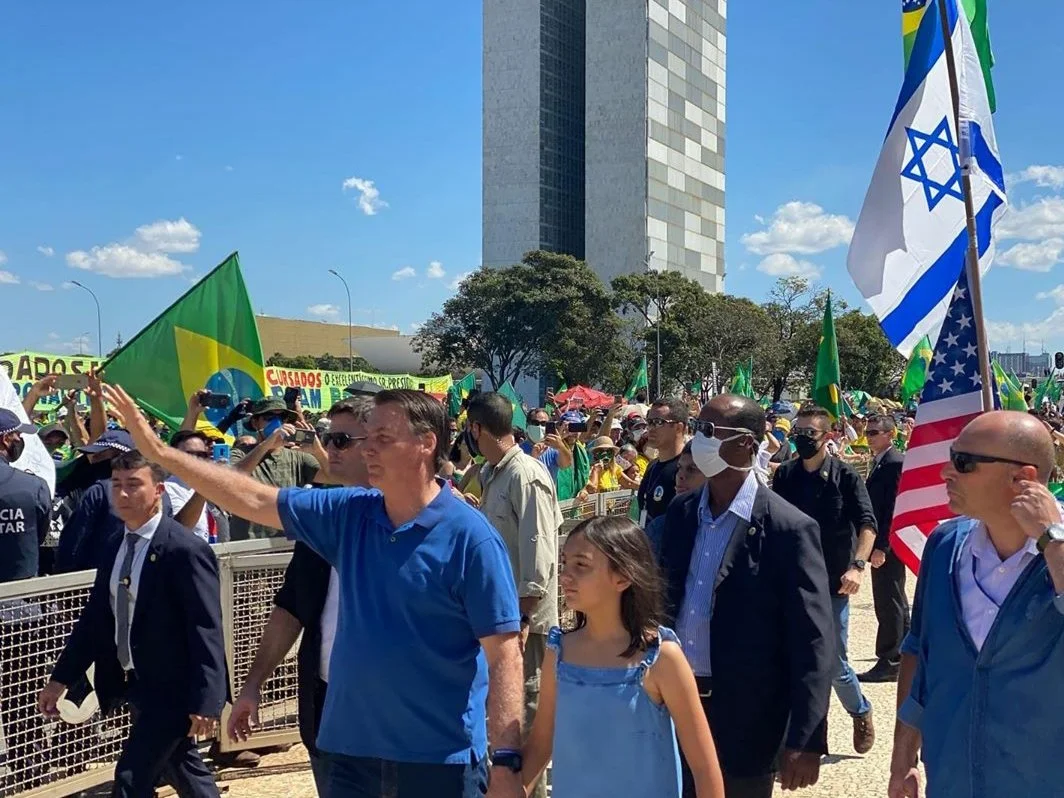 Bolsonaro participa de ato pró-governo e diz: “Não tem mais conversa”