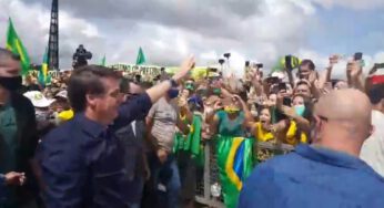 Bolsonaro participa de mais uma manifestação e cumprimenta apoiadores