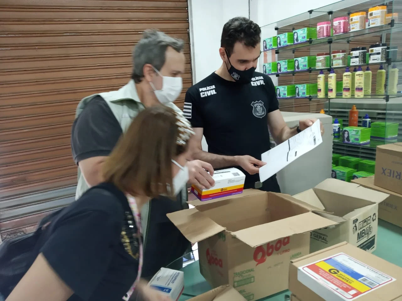 Dois são presos por vender medicamentos vencidos e adulterados em Goiânia