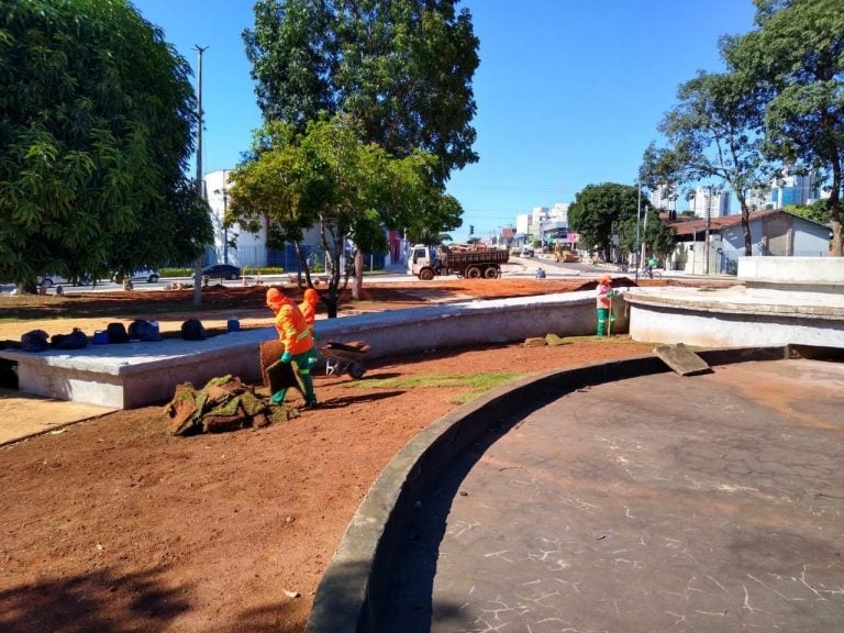 Começam obras de paisagismo na Praça do Cruzeiro