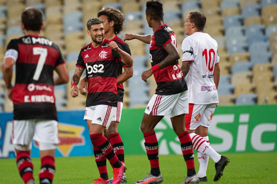 Flamengo vence Bangu no retorno do futebol no Brasil