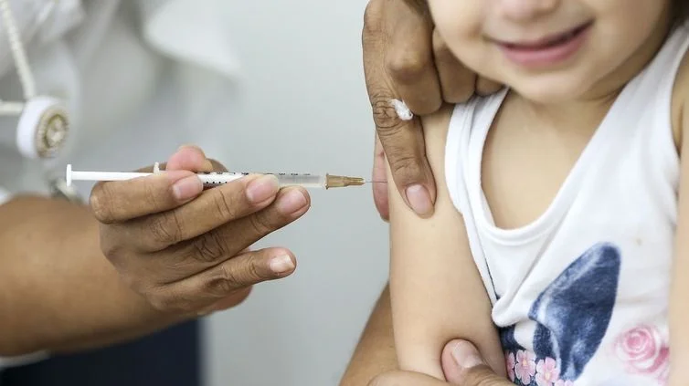 Vacinação contra sarampo e influenza é realizada em terminais de ônibus