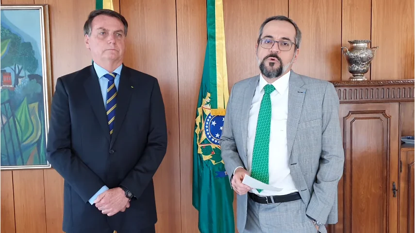 Ao lado de Bolsonaro, Weintraub confirma que deixa o MEC: “fechando um ciclo”