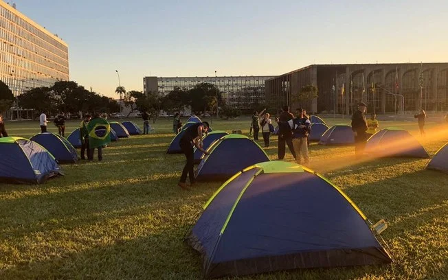 Acampamento bolsonarista é desmontado pelo governo do DF