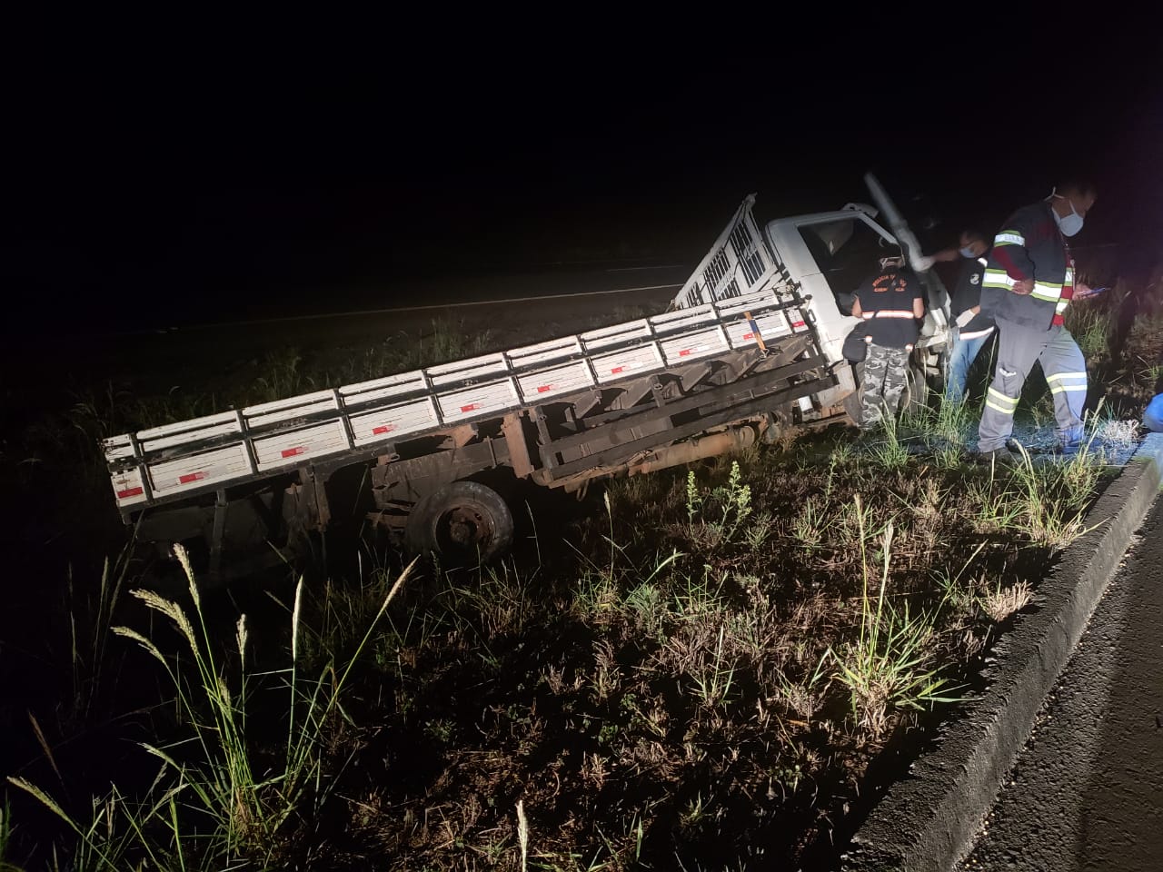 Motorista perde o controle, sai da pista e morre em acidente na BR-153, em Pontalina