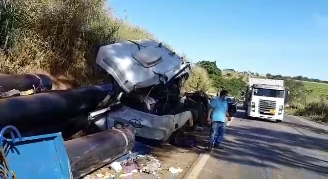 Mulher morre após acidente envolvendo caminhão e carreta na BR-153, em Rialma