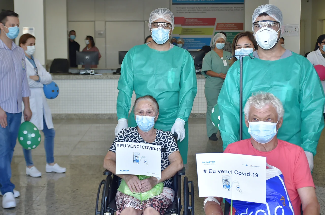 Médicos festejam casal de idosos que venceu a Covid-19 em Aparecida de Goiânia