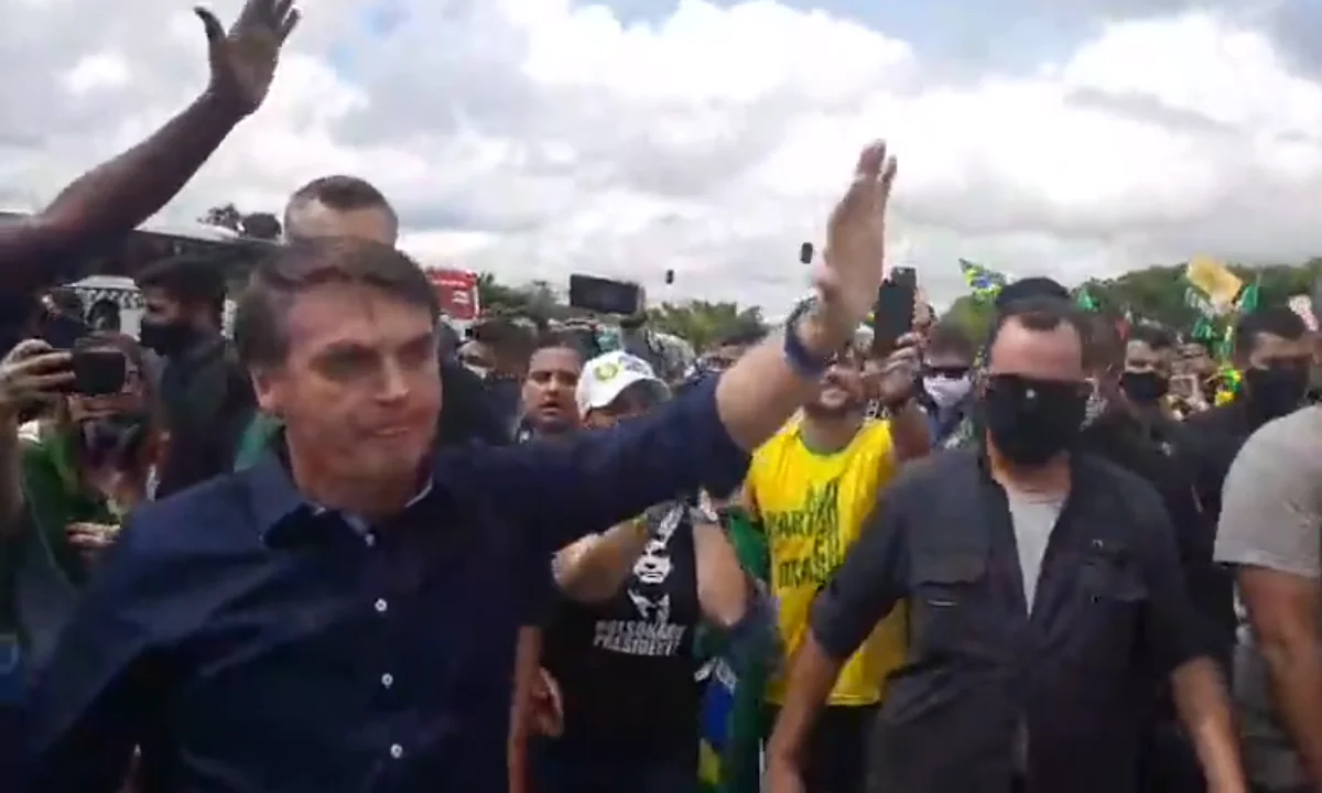 Justiça Federal manda Bolsonaro usar máscara em locais públicos no DF