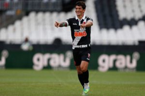 Atacante Cano marcou os três na vitória do Vasco