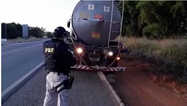 Caminhoneiro é multado após ser flagrado com faróis de milha ligados para trás, em Jaraguá