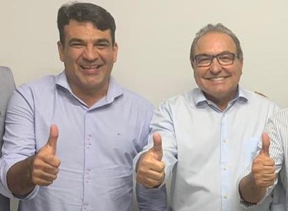 Gleysson Cabrini, à esquerda, ao lado de Jânio Darrot (à direita) em reunião com candidatos (foto reprodução)