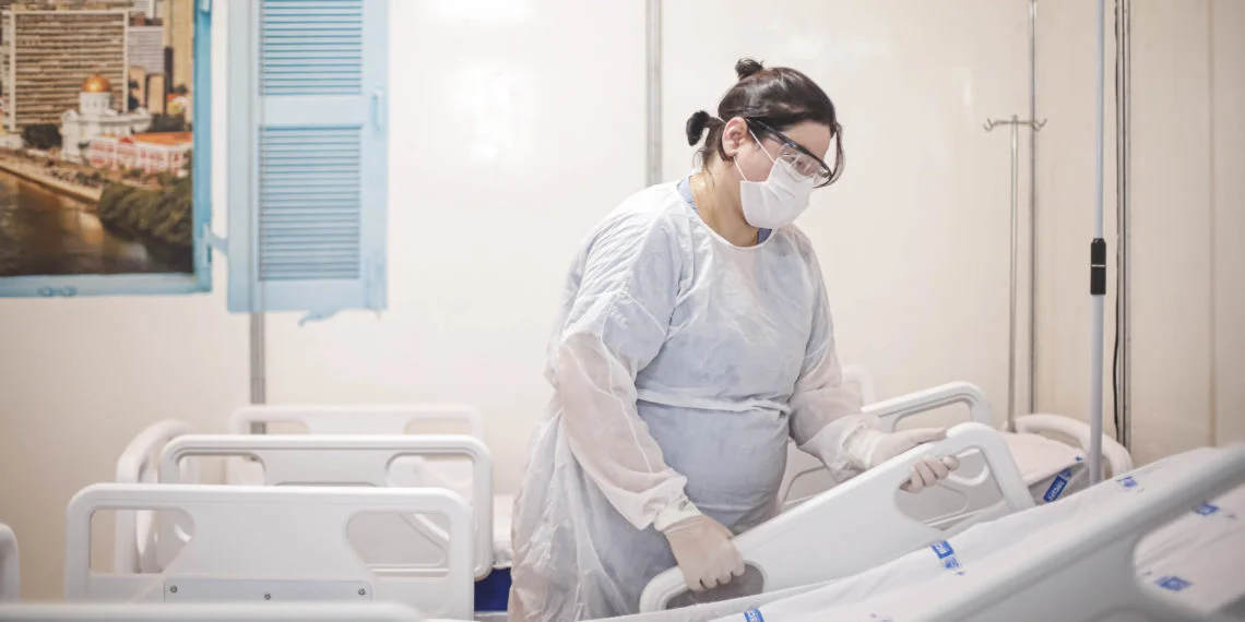 Enfermeira atende paciente em hospital