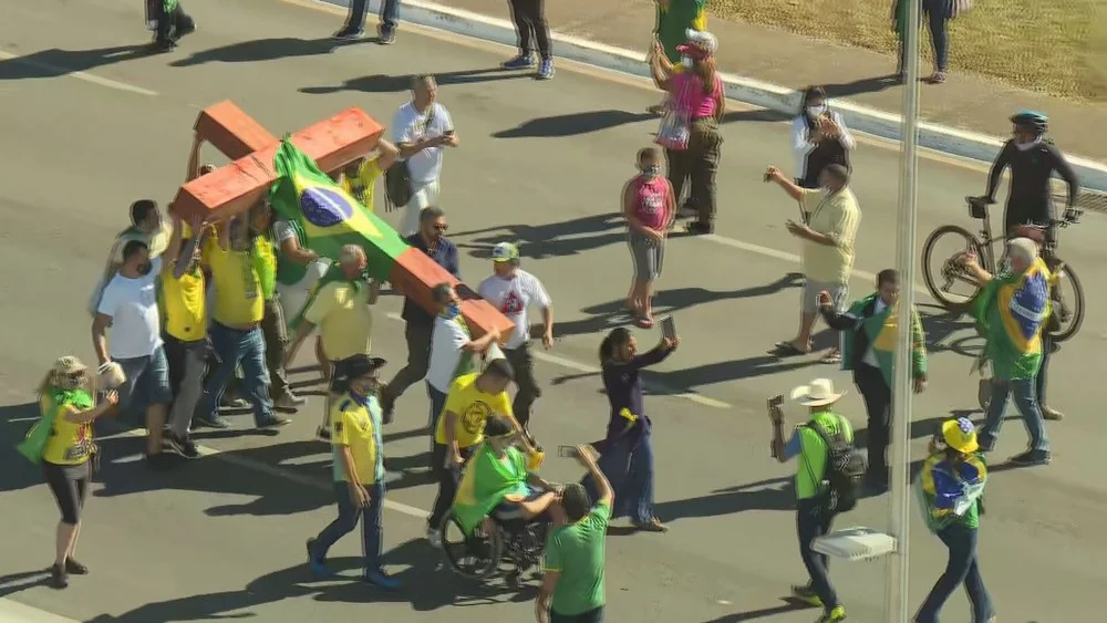 Brasília tem atos contra e a favor de Bolsonaro neste domingo (21)