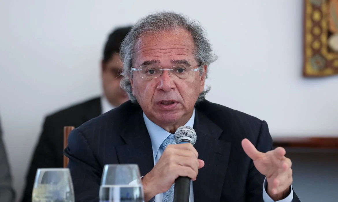 Internautas ironizam Paulo Guedes após saída da Ford, que anunciou investimento na Argentina