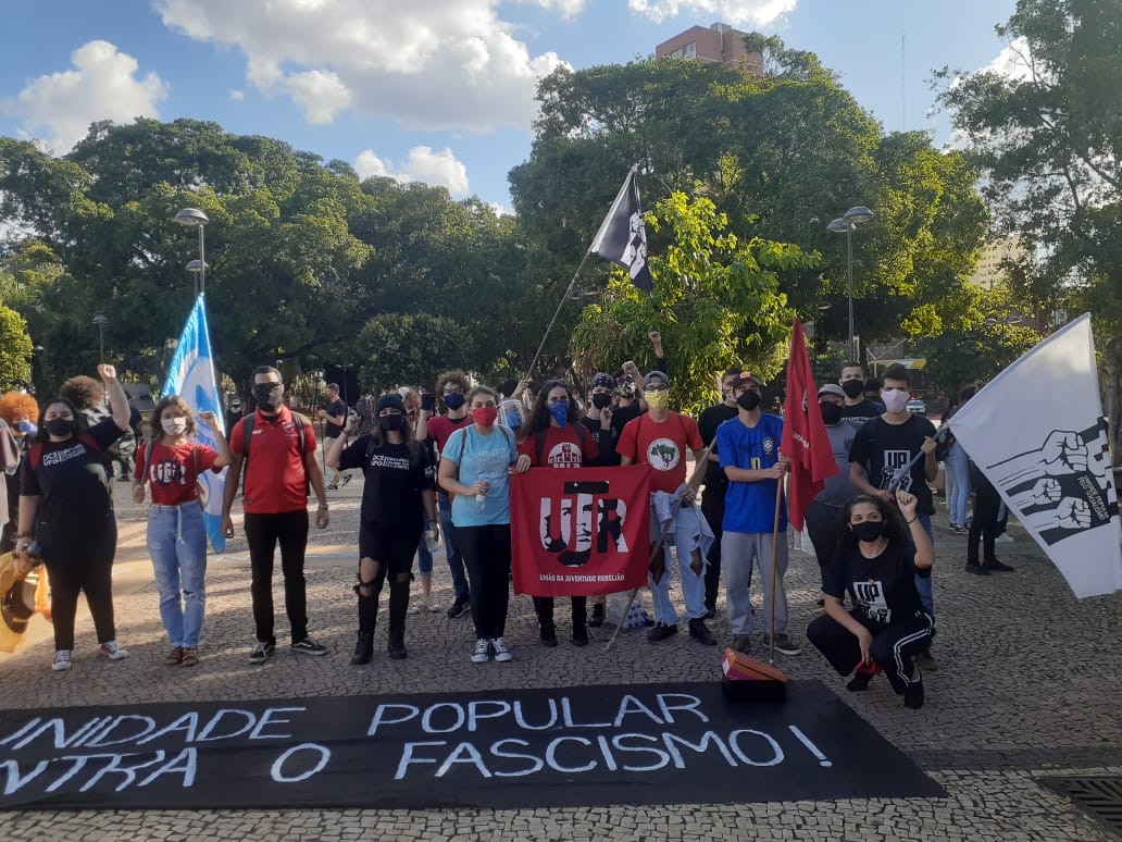 Centenas de manifestantes protestam contra Bolsonaro e a favor da democracia em Goiânia