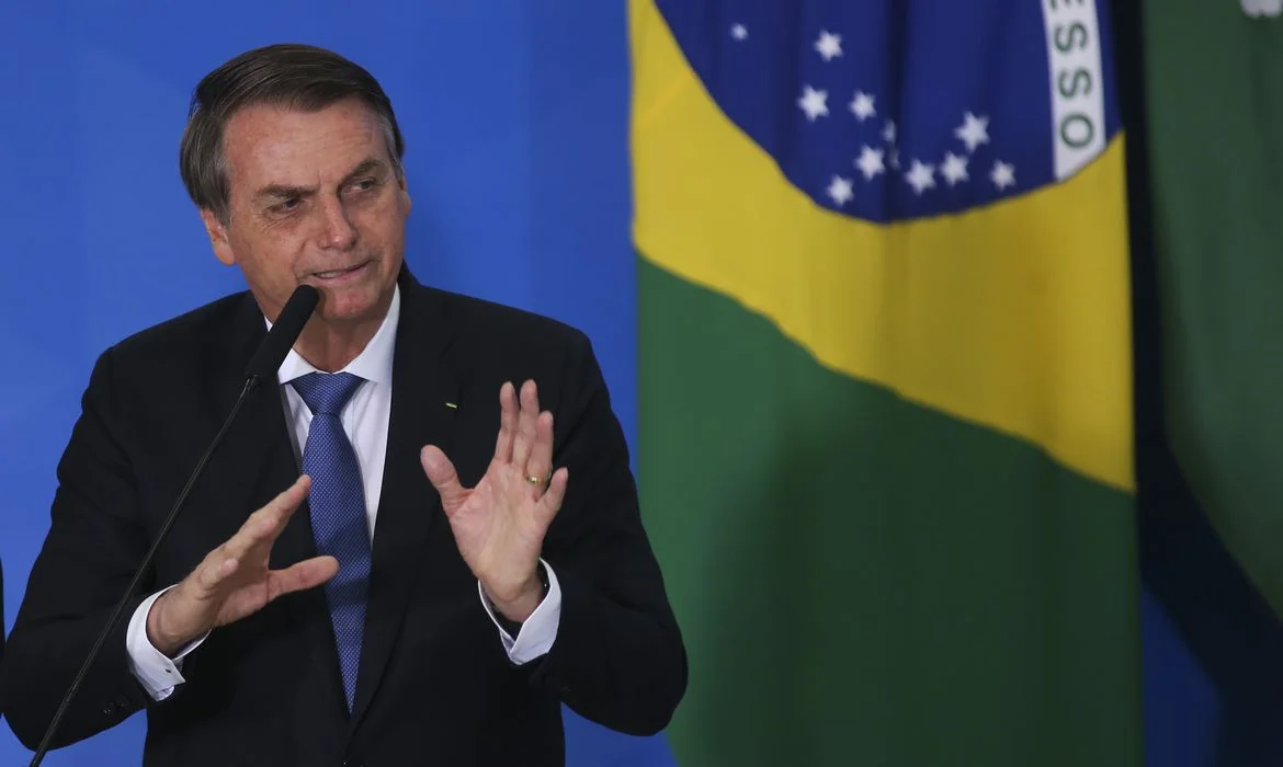 Bolsonaro veta perdão a dívidas de igrejas, mas sugere derrubada no Congresso