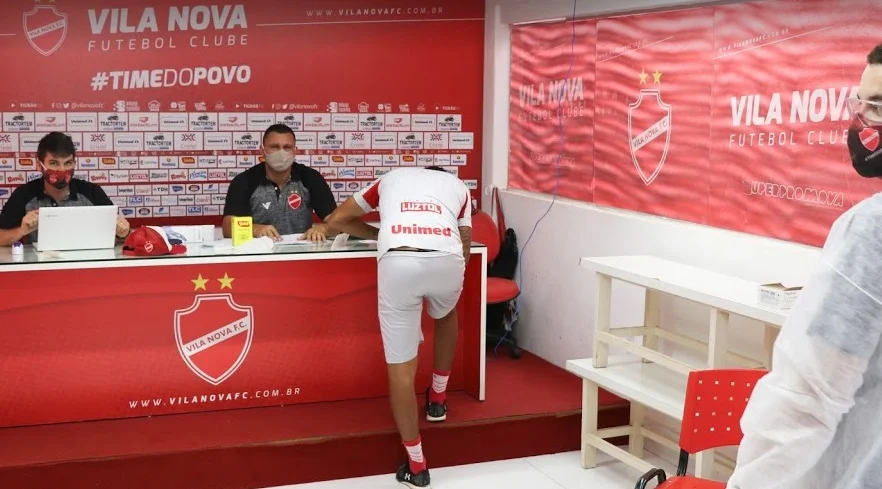 Jogador do Vila Nova testa positivo para Covid-19