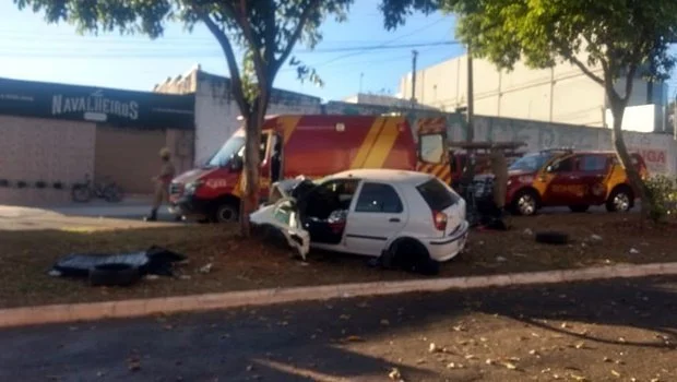 Jovens morrem após carro se chocar contra árvore, em Goiânia